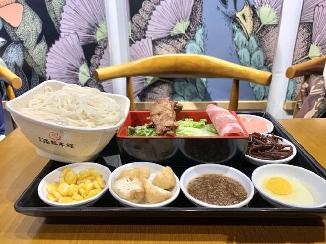 十秒到云南過橋米線加盟店：從選址到裝修的全方位指導